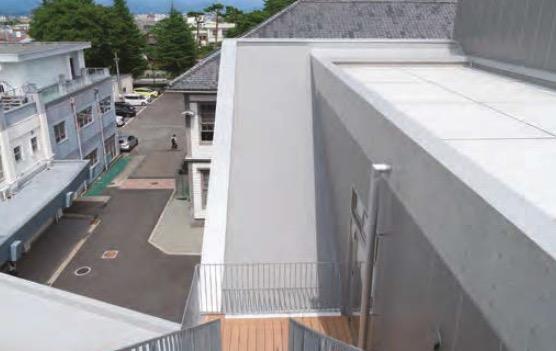 中庭側を勾配屋根とすることで、旧校舎を転写するコンセプトをより身近に感じさせる外観となっています。
